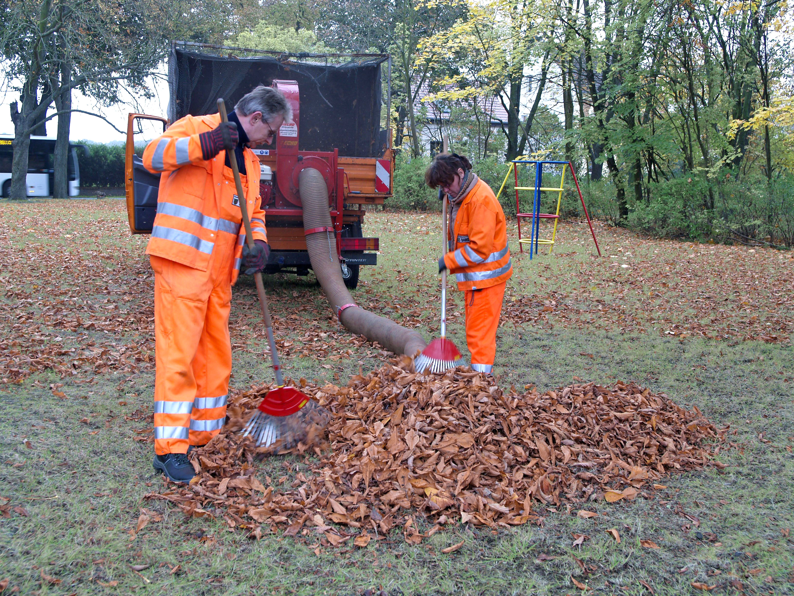 BauhofGemRuedersdorf_EinsatzEchoLaubsauger_Foto2